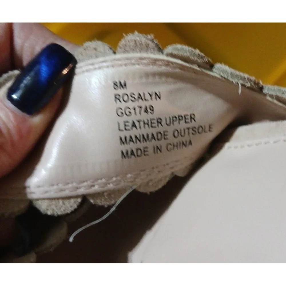 Mia Roslyn Tan Suede‎ Scalloped Criss Cross Slip On Block Heel Sandals, Size 8 - Picture 4 of 6